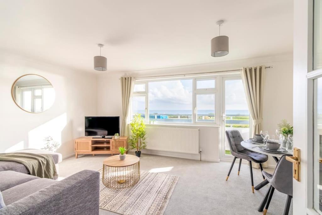 Trendy Sea View 2 Bedroom Sleeps 6 - Free Parking Bournemouth Exterior photo