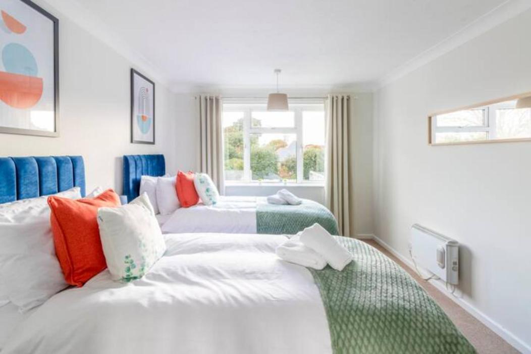Trendy Sea View 2 Bedroom Sleeps 6 - Free Parking Bournemouth Exterior photo