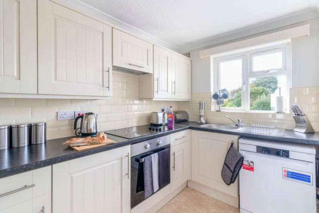 Trendy Sea View 2 Bedroom Sleeps 6 - Free Parking Bournemouth Exterior photo