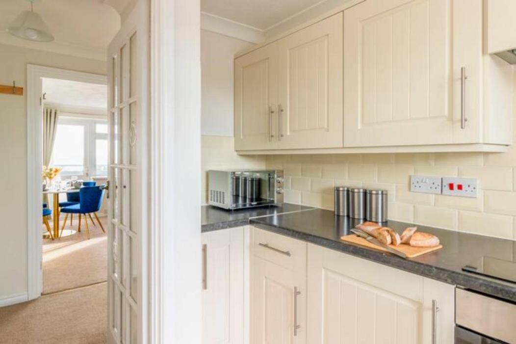Trendy Sea View 2 Bedroom Sleeps 6 - Free Parking Bournemouth Exterior photo